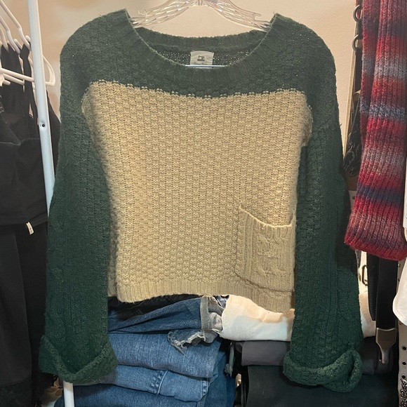🔥3/$25🔥 Cropped bell sleeve sweater - Picture 1 of 4